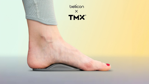 Exercices pour le pied creux : Une femme effectue des exercices contre le pied creux.